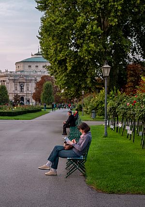 Archivo:Viennese reading at the Volksgarten (People's Garden), Vienna, Austria