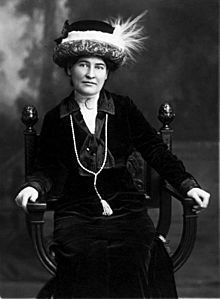 Willa Cather ca. 1912 wearing necklace from Sarah Orne Jewett.jpg