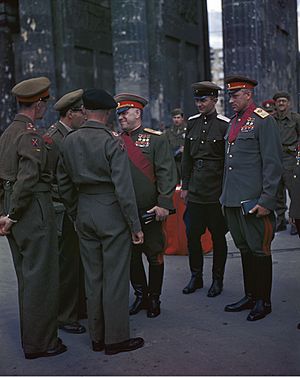 Archivo:Zhukov 1945 E010750410-v8