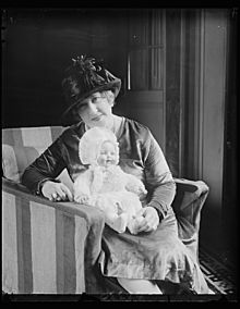 "Lady Edison" with latest invention- an air baby doll that can be bathed. Miss Beulah Louise Henry, of North Carolina and a direct descendent of Patrick Henry, is often called the "Lady LCCN2016888541.jpg
