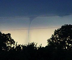 Archivo:10 July 2003 1020UTC landspout near Viola