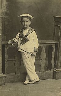 Archivo:1920. Rafael Caldera vestido de marinero