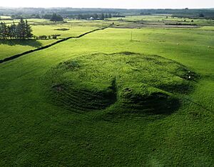 Archivo:Aerial image of Rathcroghan Mound 01