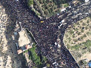 Archivo:An aerial photo of displaced Palestinians waiting in northern Nuseirat to return to their homes in Gaza