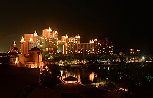 Archivo:Atlantis Paradise Island Royal Towers by D Ramey Logan