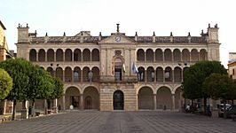 Vista del Ayuntamiento de Andújar, en la plaza de España