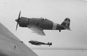 Archivo:Bundesarchiv Bild 101I-425-0338-16A, Flugzeuge Fiat G.50 und Messerschmitt Me 110