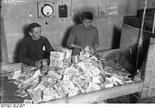 Archivo:Bundesarchiv Bild 102-00238, Vernichtung von Papiergeld