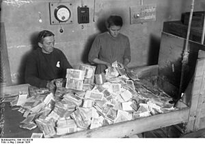 Archivo:Bundesarchiv Bild 102-00238, Vernichtung von Papiergeld