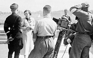 Archivo:Bundesarchiv Bild 152-42-31, Nürnberg, Leni Riefenstahl mit Heinrich Himmler