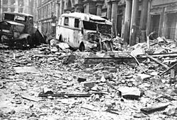 Archivo:Bundesarchiv Bild 183-J31347, Berlin, Ruinen und zerstörte Autos