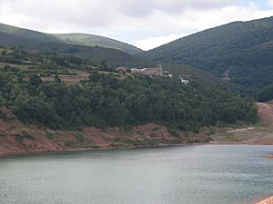 Archivo:Castroviejo desde la presa de Yalde