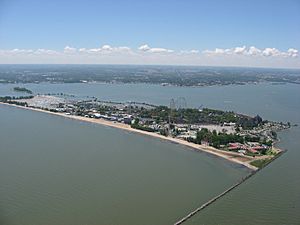Archivo:Cedar Point from the air