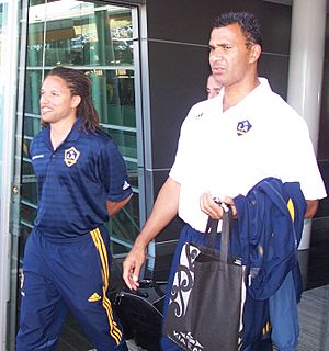 Archivo:Cobi Jones and Ruud Gullit
