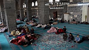 Archivo:Depremzede Mülteciler Diyarbakır Ulu Cami'ye Sığındı