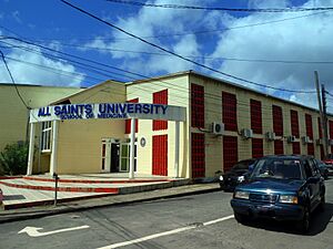 Archivo:Dominica, Karibik - All Saints University School of Medicine – Corner Hillsborough Steet- Great George Street - panoramio
