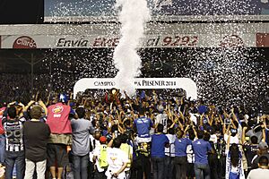 Archivo:EMELEC CAMPEON 2014 (15453660884)