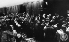 Archivo:First transport to Auschwitz (Tarnów - 14th June 1940)