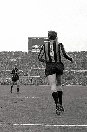 Archivo:Giacinto Facchetti during Roma-Inter (1968–69 Serie A)