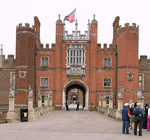 Archivo:Hampton Court Great Gatehouse