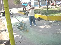 Archivo:Ica comatrana pescador tejiendo red
