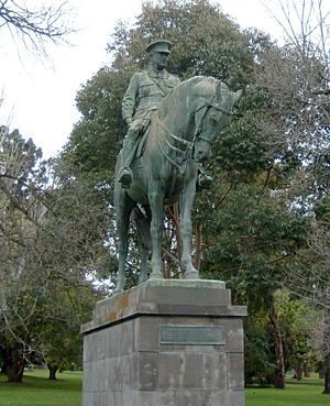 Archivo:John Monash statue Melbourne