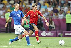 Archivo:Leonardo Bonucci and Fernando Torres Euro 2012 final
