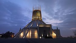 Archivo:Liverpool Metropolitan Cathedral at dusk (reduced grain)
