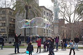 Making giant soap bublles in Barcelona March 2015 (12)