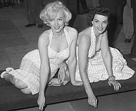 Archivo:Marilyn Monroe and Jane Russell at Chinese Theater 2