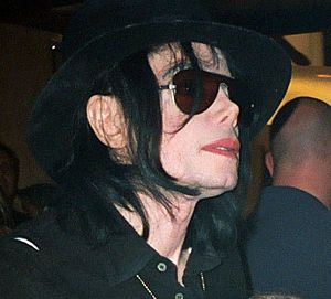 Archivo:Michael Jackson in Vegas cropped-2