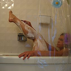 Archivo:Mujer afeitando sus piernas