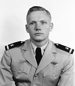 Archivo:Neil Armstrong 23 May 1952 (cropped)