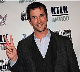 Archivo:Noah Wyle Reminds Obama of His Promises for Peace