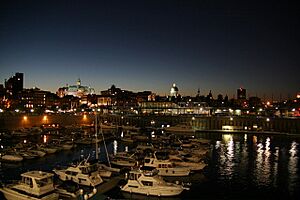 Archivo:Old Montreal CA in eveninglight