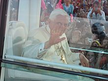 Archivo:Papa Benedetto XVI alla GMG Colonia 2005 saluta prima della veglia
