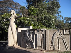Archivo:Parque José Batlle y Ordoñez. Monumento a La Maestra 4.