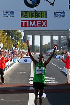 Patrick Makau cruzando la meta del Maratón de Berlín.