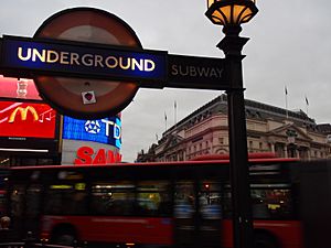 Archivo:Piccadilly Circus Tube Roundel Andh