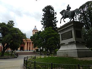 Archivo:Plaza 25 de Mayo con la Basilica de fondo