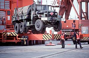 Archivo:REFORGER 1991, M54 Truck unloading
