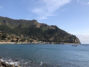 Archivo:Robinson Crusoe Island bayside view of the town of San Juan Bautista
