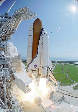 Archivo:STS-114 Shuttle launch closeup