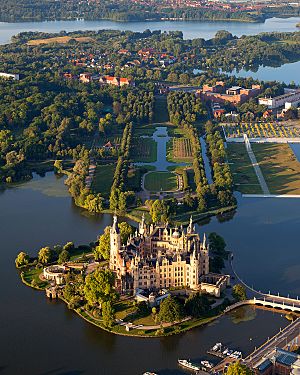 Archivo:Schwerin Castle Aerial View Island Luftbild Schweriner Schloss Insel See
