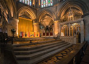 Archivo:The Altar at Tewkesbury Abbey, UK