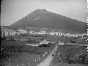 Archivo:The Colony, Achill (21330853923)