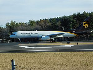Archivo:UPS Airlines B757-200F taxiing Into the Runway at MHT