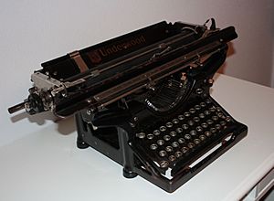 Archivo:Underwood.3.Typewriter.carro.ancho