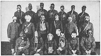 Archivo:Various gas masks WWI