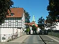 Wahmbeck, straatzicht met kerktoren foto10 20215-09-10 10.40